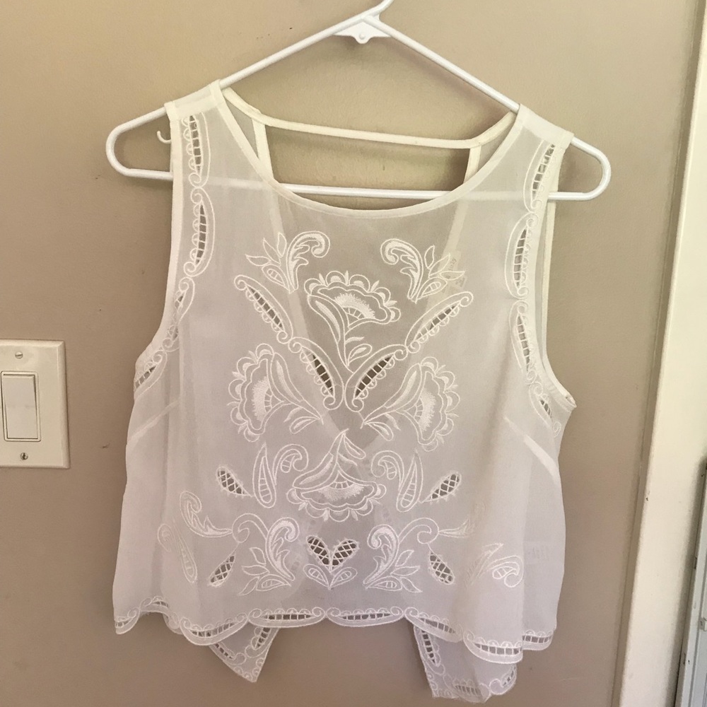 💜Cute white detailed crop top 💜